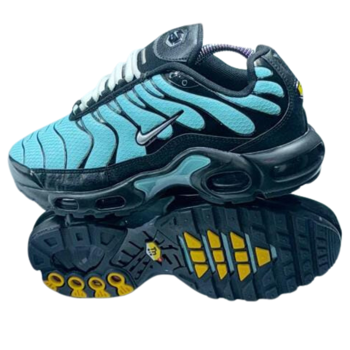 Zapatillas Nike Air Max TN Plus Hombre: La Mejor Opción para Estilo y Comodidad. Si estás buscando el calzado perfecto que combine estilo, comodidad y rendimiento, las zapatillas Nike Air Max TN Plus hombre son la opción ideal para ti. En Onlineshoppingcenterg, entendemos que al comprar zapatillas, no solo buscas un par para caminar, sino también una declaración de moda. En este artículo, te ayudaremos a descubrir por qué estas zapatillas son una inversión inteligente, cómo elegir el modelo perfecto para ti, y cómo puedes aprovechar las ofertas disponibles en nuestra tienda.  ¿Por qué Elegir Zapatillas Nike Air Max TN Plus Hombre? Las zapatillas Nike Air Max TN Plus son icónicas por varias razones. Lanzadas por primera vez en 1998, este modelo ha capturado la atención de atletas y amantes de la moda urbana por igual. Pero, ¿qué hace que las Nike TN sean tan especiales?  1. Tecnología Tuned Air Una de las principales razones por las que los usuarios eligen las Nike Air Max TN Plus es la tecnología Tuned Air. Esta innovación se basa en proporcionar una amortiguación precisa en las zonas donde el pie más lo necesita, reduciendo el impacto de cada pisada y mejorando la estabilidad. Ideal para hombres que buscan zapatillas no solo para el día a día, sino también para actividades deportivas o largas caminatas.  2. Diseño Atemporal El diseño de las Nike Air Max TN Plus es simplemente único. Su distintiva estética con líneas fluidas en la parte superior y una suela visible de Air Max las convierte en un modelo reconocible al instante. Ya sea que elijas las clásicas Nike TN blancas o las elegantes Nike TN negras, estarás garantizando un estilo que nunca pasa de moda.  3. Variedad de Colores y Modelos En Onlineshoppingcenterg, ofrecemos una amplia variedad de Nike Air Max Plus TN, desde los clásicos modelos como el Nike TN Plus 3 hasta las versiones más recientes como las Nike Air Max Plus TN Ultra. Puedes encontrar opciones que se adapten a tu personalidad y estilo de vida, asegurándote de tener el par perfecto para cualquier ocasión.